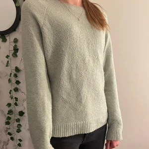 Vero Moda Tröja - Fin stickad  tröja från Vero Moda som är sparsamt använd, men lite noppror (som uppstår när man använder tröjan första gången) Säljer då den inte kommer till användning, nypris 249. Passar mig som har Xs-S🤗