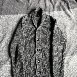 H&M Cardigan - Tjena! Säljer denna cardigan eftersom jag köpte fel storlek och gjorde misstaget att ta av lapparna, cardiganen är i storlek XS och aldrig använd och är i 10/10 skick! Skriv i Dm om ni har några funderingar!
