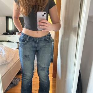 Vintage mörkblå jeans med mönstrade fickor, bootcut storlek S