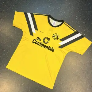 Säljer min riktigt snygga och sällsynta Dortmund tröja från 1989/1990😍 1:1 kvalite (ser identisk ut som äkta) sprillans ny med alla tags kvar, hör gärna av er om ni har några funderingar eller vill ha fler bilder✅