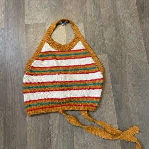 Topp - Topp med öppen rygg från Zara som är perfekt till sommaren. Använd fåtal gånger.