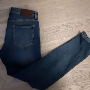🔵 säljer dessa schyssta j Lindeberg jeans i jätte fint skick, de är inte mycket använda, storlek 30/30, hör av er om ni har några funderingar 🤝