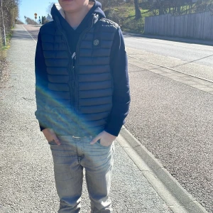 Stone island väst  - Inprincip nyskick, 10/10 köpt på NK Göteborg. Färg är en djup och ganska mörk blå. Sizen är 12y men stone island har alltid varit lite stora i storlekarna. Priset är inte satt i sten!