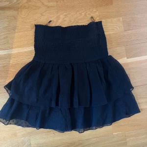 Mini kjol - Söt svart minikjol. Har en midja som man kan vika ner eller ja uppe. Går att använda både som topp och kjol. 