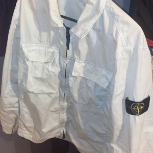 Stone island jacka - Stone island jacka. Man kan andvända den nu perfekt på sommaren. Fin ljusblå färg, ny pris 4499kr. Köpte den på cenino Donna i Växjö. Storlek L passar M med. 10 av 10 skick har andvänt den två gånger. Pris kan diskuteras!