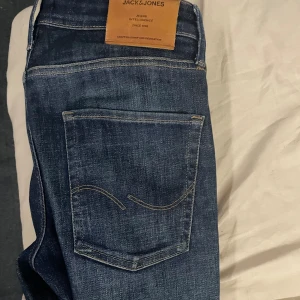 Jack & Jones jeans - Tja, säljer ett par feta byxor från Jack and Jones med snygg färg och bra pris. Jeansen har inga defekter eller hål, hojta till för mer bilder osv😁