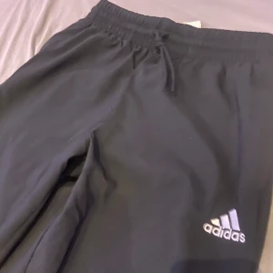 Svarta adidas byxor - Säljer byxorna pågrund av fel storlek helt nya och aldrig andvända.  herr byxor och ingen söm nere raka byxor