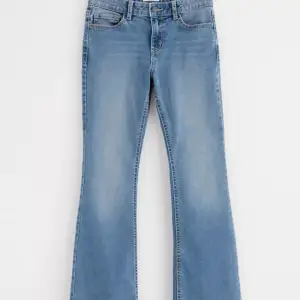 Jättefina bootcut jeans! Säljer pågrund av att dem blivit för korta! Jättebra skick endast använda några få gånger, tror att de är den modellen på första bilden fast att den bara är i en mörkare färg!💕🫶🏻pris går att diskutera🌟
