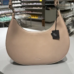 Snygg väska - Snygg Nude väska från Rizzo. 190:- Prislapp kvar (499:-)