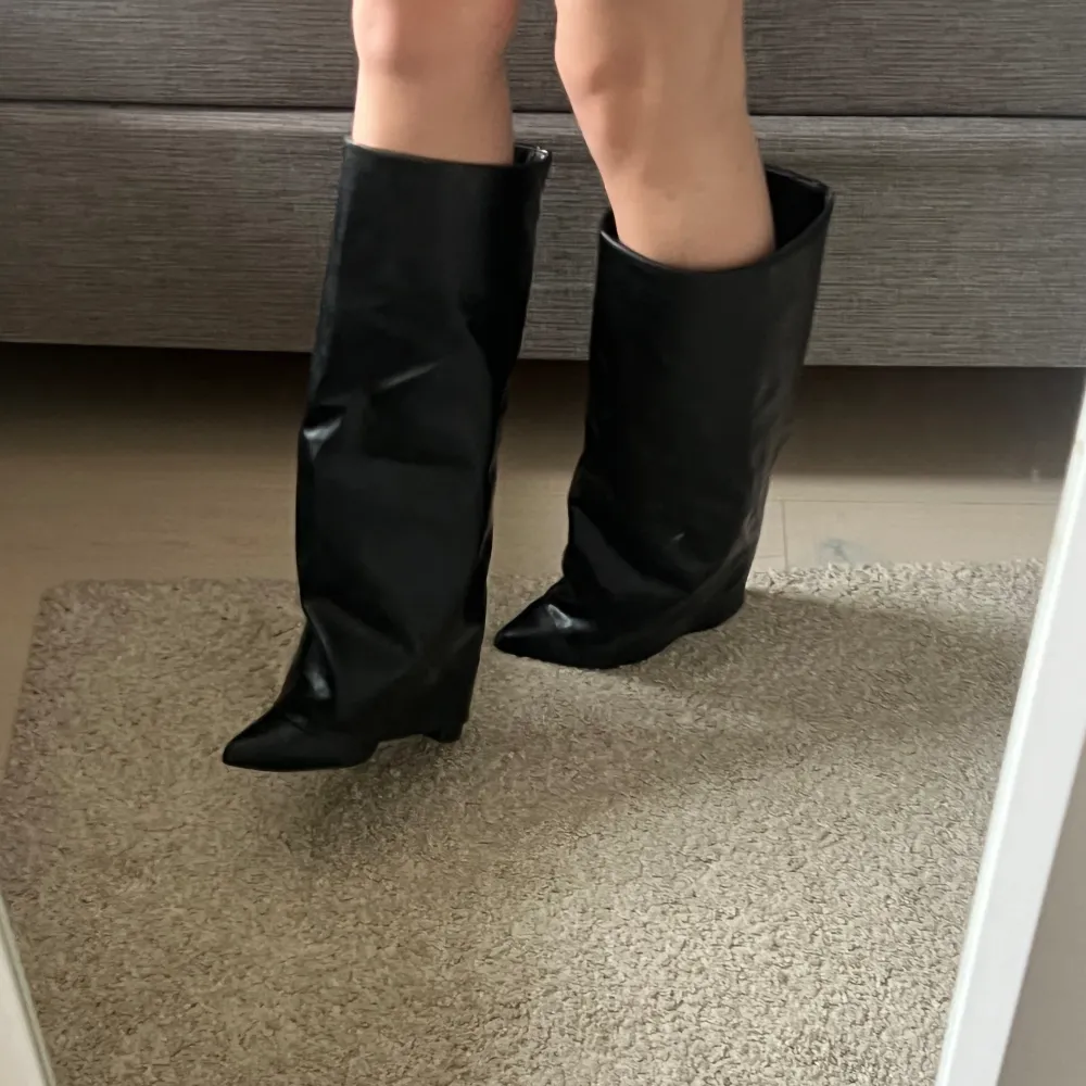 Säljer ett par så fina stövlar/foldover-boots som inte kommer till användning. Köpta på plick och något använda sedan innan. 10cm klack. . Skor.