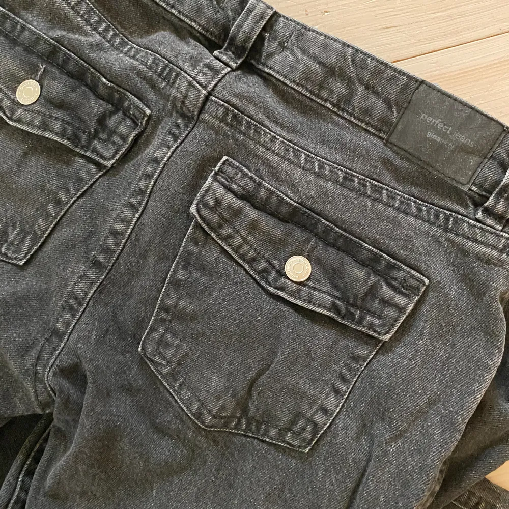 Svarta jeans från ginatricot i storlek 38. Modellen heter y2k och de är lågmidjade bootcut. Slitna längst ner vid benen (sista bilderna) då de varit för långa för mig men utöver det bra skick. Köpta för 500kr💓pris kan diskuteras . Jeans & Byxor.