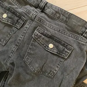 Svarta jeans från ginatricot i storlek 38. Modellen heter y2k och de är lågmidjade bootcut. Slitna längst ner vid benen (sista bilderna) då de varit för långa för mig men utöver det bra skick. Köpta för 500kr💓pris kan diskuteras 