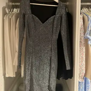 Säljer denna fina glittriga klänning från ginatricot✨ Använd vid två tillfällen✨  Skriv för fler bilder🩷