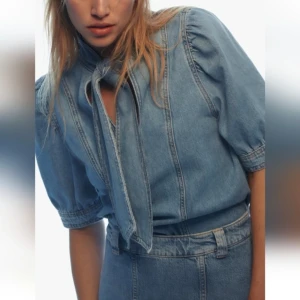 Jeansblus zara - Säljer denna Jeansblus från zara! Storlek xs men oversized. Den är helt ny med lapparna kvar 