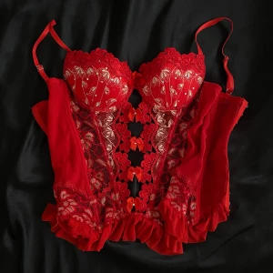 Röd korsett - Röd korsett från Brasilien super fin men tyvärr för liten för mig:( den är från 2000 talet🫶🏻kan gå ner i pris vid snabb affär🖤