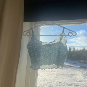 Blommig topp/linne - En blommig topp/linne från shein som är använd få gånger från förra sommaren elelr förr förra❣️