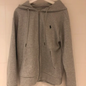 Polo hoodie - Snygg polo hoodie som är skön att ha har knappt använt den eftersom att den är lite för stor fint skick också!