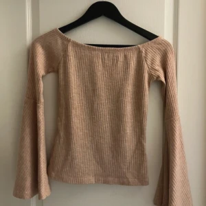 Aprikos tröja - Aprikosfärgad, stretchig och stora armar. XS men har du storlek S så passar den dig också eftersom den är så stretchig. Missa inte fler plagg! Jag säljer mer på Vinted som Secondhandvmd. Köper du fler så får du rabatt 🫶