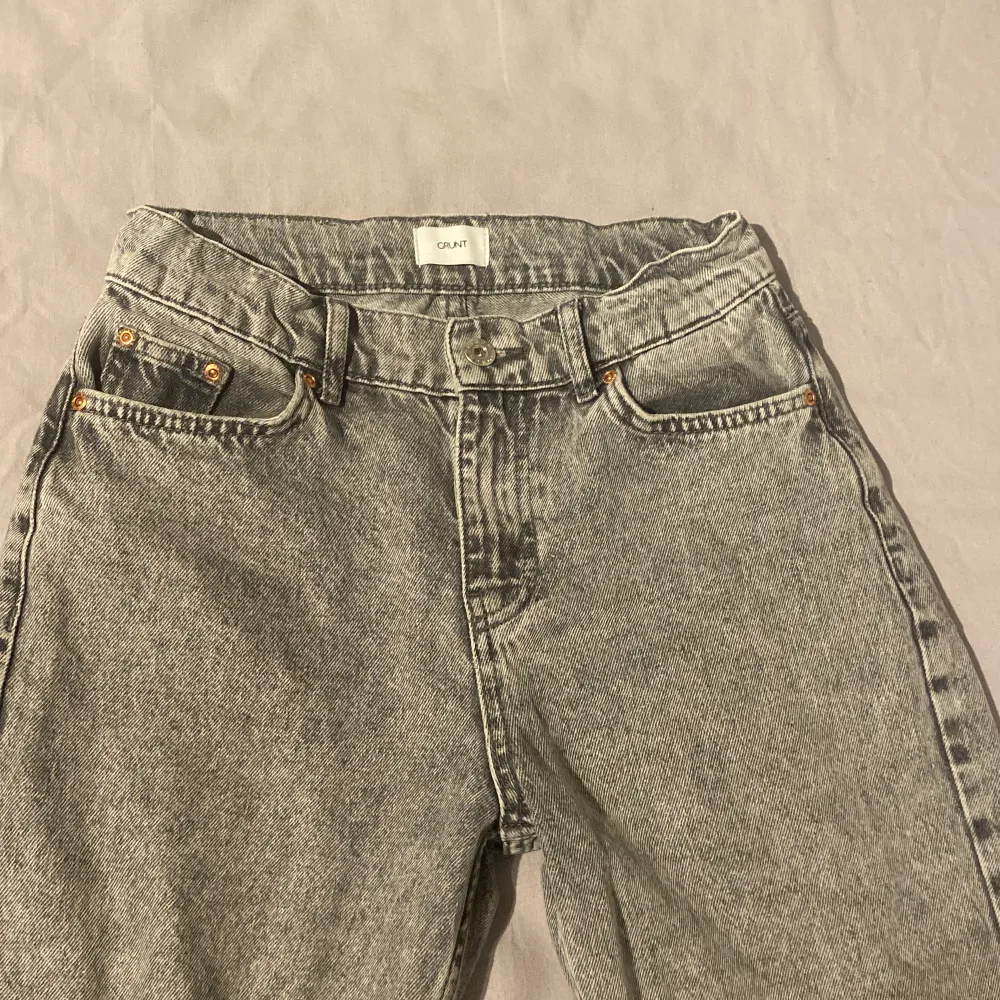 Hej! Jag säljer mina gråa grunt jeans de är i storleken 24w 25L. Skulle nog säga att de passar folk från 148-154. De är i ny skick då de blivit använda få gånger ny pris 799 mitt pris 150. Hör av er vid minsta lilla fundering . Jeans & Byxor.