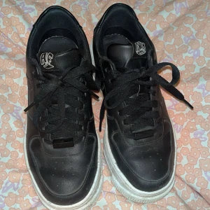 Nike Skor  - Säljer dessa skor då dom knappt kommit till användning💕 Skorlek:36,5 Pris:500  Dom är lite stora i storleken så skulle rekommendera dom till dig som har storlek 37-38 