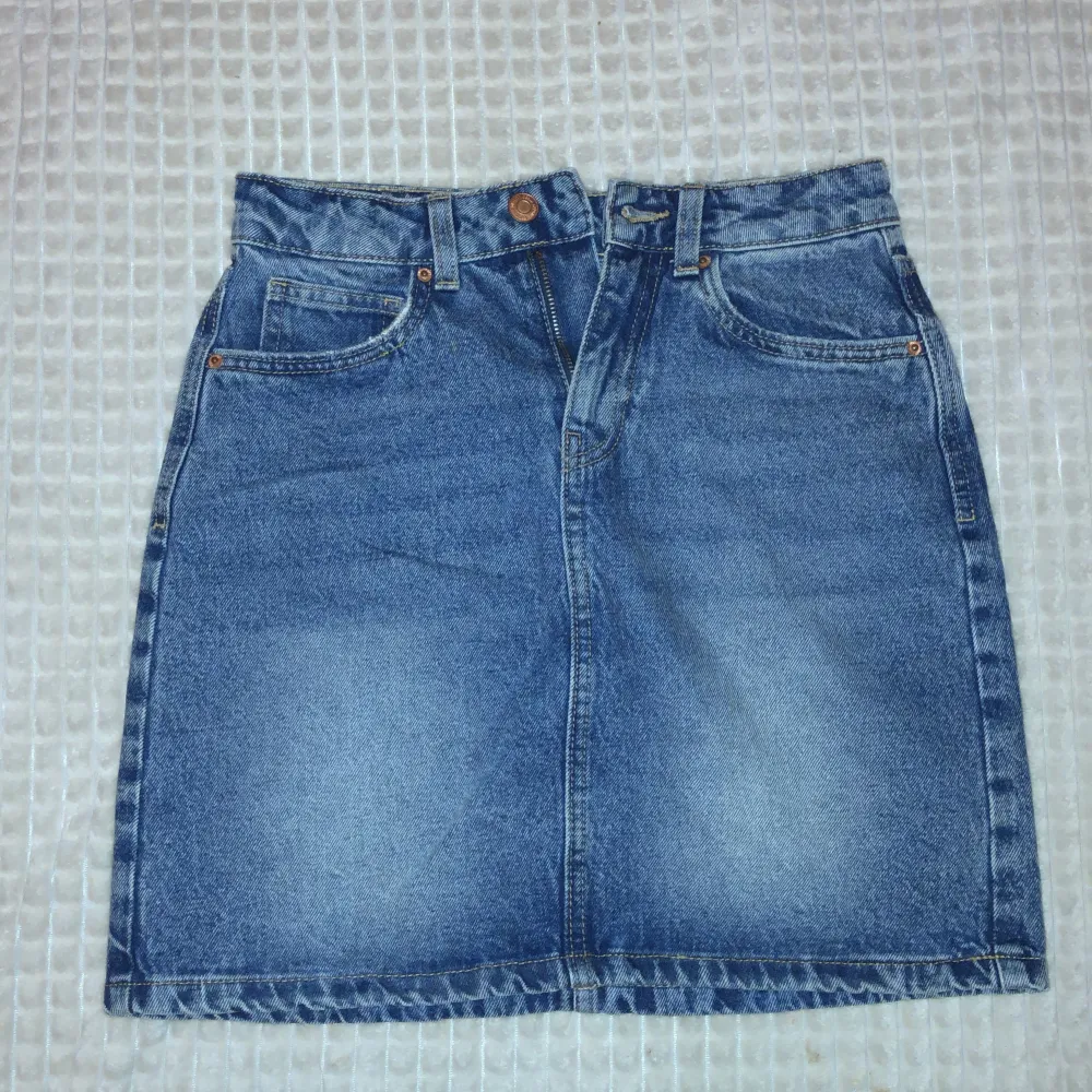 Högmidjad jeans kjol i storlek xs. Är i bra skick. Säljer för att den är för liten för mig💗 skriv om ni undrar något 🤗. Kjolar.