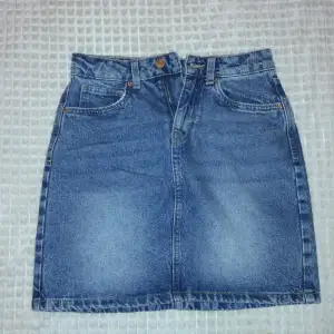 Högmidjad jeans kjol i storlek xs. Är i bra skick. Säljer för att den är för liten för mig💗 skriv om ni undrar något 🤗
