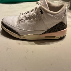 Jordan 3 pink dark mocha - 8/10 har bara använt ett fåtal gånger och är i fint skick med låda och extra snörena kontakta för mer information
