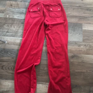 Röda juicy XS - Säljer röd juicy storlek XS använda en gång så helt nya. Tänker pris runt 800kr då dom är helt nya är Även öppen för andra prisförslag.