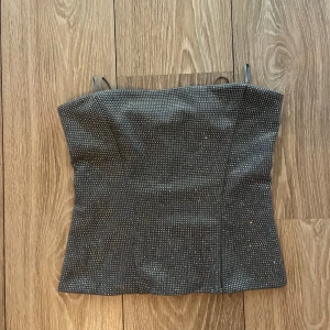 Glitter topp - En jätte fin topp från zara som tyvärr är för liten på mig! Lappen finns fortfande kvar och är helt ny🤍köparen står för frakten