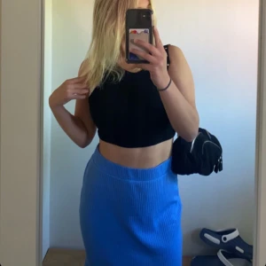 Blå lång kjol  - Säljer denna super fina blåa långa kjol jätte bra sick 