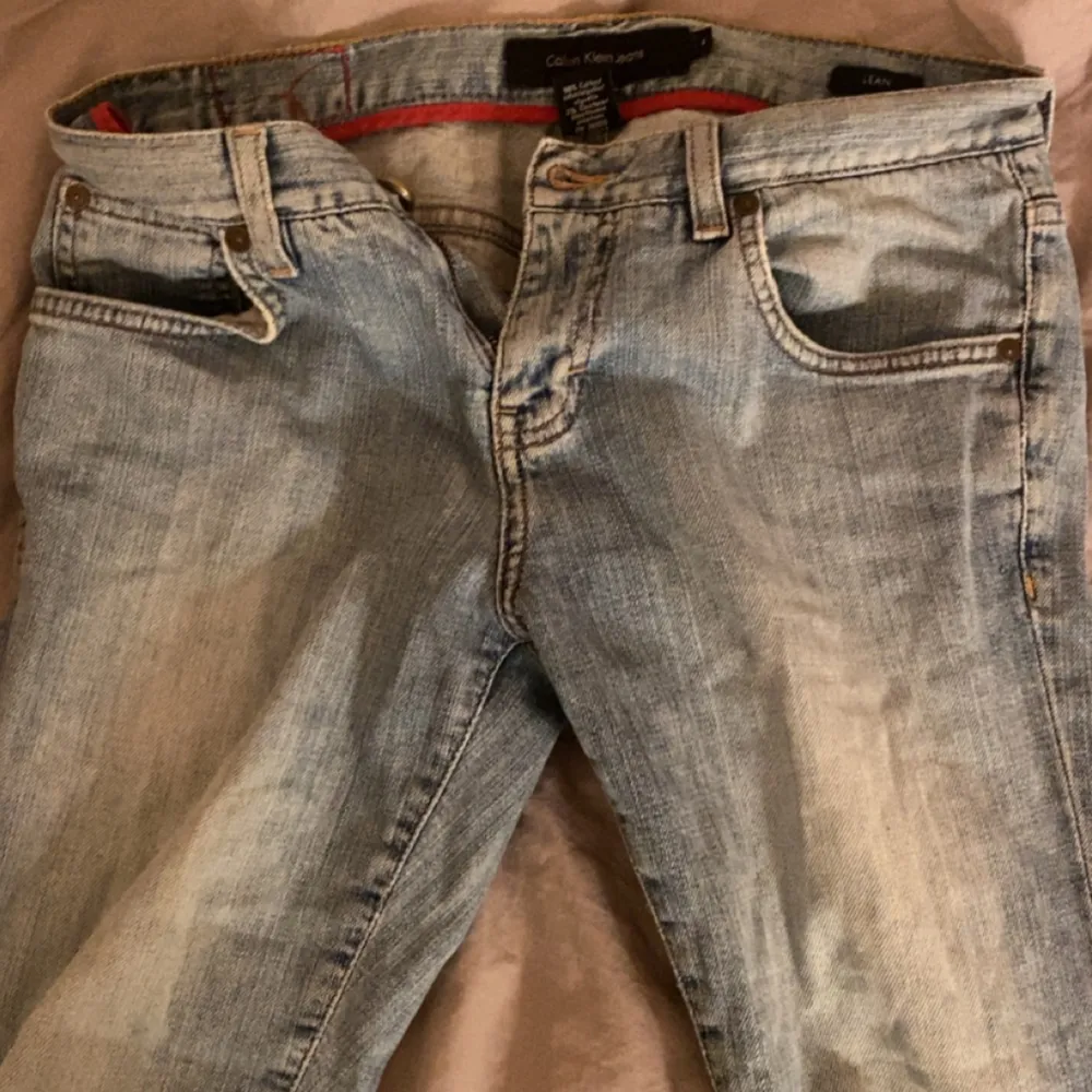 Såå snygga ljus blå lågmidjade bootcut jeans från calvin klein. Storleken är 4 vilket motsvarar storlek 36💗 Bara skriva om du har några frågor! Midjemått tvärs över:37 och innebenslängd 75. Jeans & Byxor.