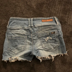Lågmidjade jeans shorts  - Lågmidjade jeans shorts i fint skick, perfekt till sommaren!!