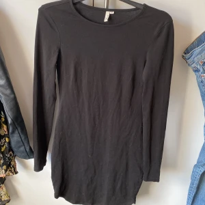 Klänning - Figursydd klänning från Nelly.  Använd fåtal gånger.   