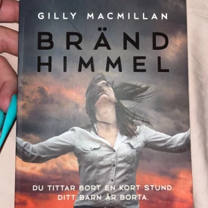 Bränd himmel - Bok bränd himmel av Gilly MacMillan, bruten rygg (se bild) annars i gott skick. Säljes pga flytt.