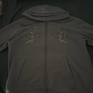 Tjena! Säljer denna riktigt snygga Blinglucid Zip Hoodie. Den har inga skador ganska ny skick 9,5/10 säljer för den är för stor för mig! Och pris kan diskuteras via snabbaffär! - Skick 9,5/10