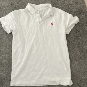 Polo - Den är helt ny jätte fin  storlek är xs skriv om mer information 