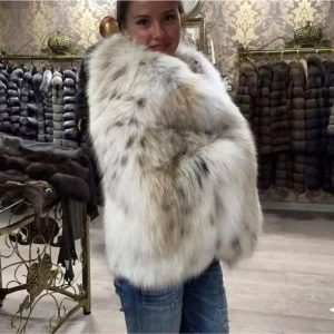 Pälsjacka  - Fuskpäls i vit/grå. Har ett hål i innertyget (inget som syns på utsidan), men går lätt att laga❤️ Storlek S men passar XS. Första bilden är lånad. Kontakta mig vid funderingar eller fler bilder😍