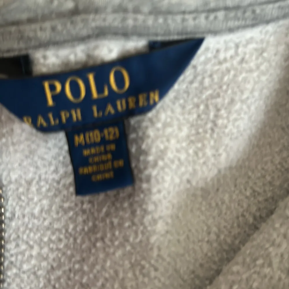 polo ralph lauren zip tröja i storleken 10-12 år ganska använd och ser lite använd ut.. Hoodies.