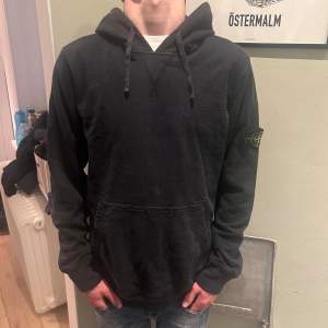 Tja säljer denna Stone island hoodie i storlek L ( liten i storleken passar M) Modell är 178cm har vanligtvis M. Cond: 7/10  Bara höra av sig vid eventuella frågor!