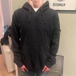 Stone island hoodie - Tja säljer denna Stone island hoodie i storlek L ( liten i storleken passar M) Modell är 178cm har vanligtvis M. Cond: 7/10  Bara höra av sig vid eventuella frågor!