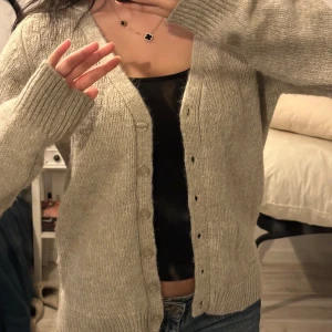 Zara cardigan - Jätte söt tunn cardigan från Zara som jag aldrig använt perfekt för kyligare sommar dagar. Storlek M men passar mig som vanligtvis har xs/s💕