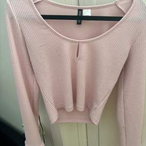 Rosa gullig tröja med ”lurv” vid armarna från h&m. storlek s men passar m också. säljes pga inte kommer till använd. I bra skick OBS! den är mer rosa i verkligheten