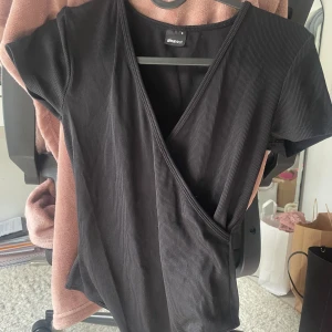 Svart body - Säljer min svarta body som är i jätte fint skick. 