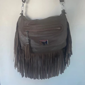 Brun axelväska  - Superfin axelväska några defekter på baksidan men inget man tänker på💞 Justerbar<3