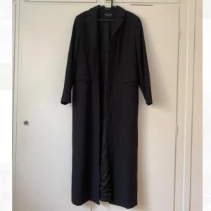 Svart trenchcoat  - En lång svart trenchcoat köpt vintage❤️ skicket är toppen och inget att anmärka på. Storleken står inte men passar från 34-40 beroende på hur man vill bära den