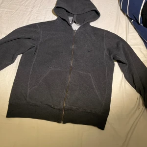 Vintage Nike hoodie - Vintage Nike hoodie i storlek S. Passformen på denna är riktigt fet och färgen är lite mer åt det blåa hållet än vad som syns på bild. 