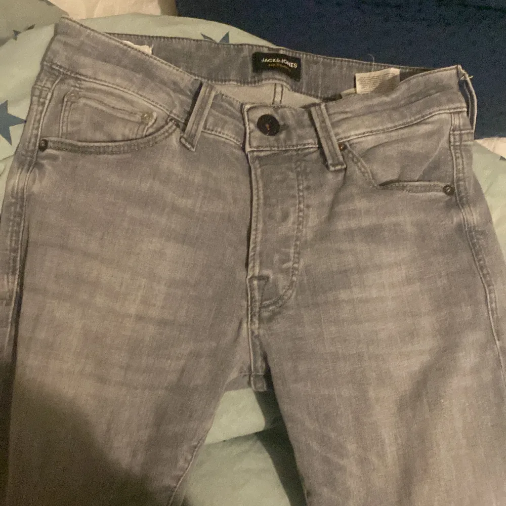 Hej säljer mina Gråa Jack and Jones jeans slim fit Glenn i storlek 27/30 säljer för att dom knappt kommer till användning/ för stora. Skriv till mig privat om fler bilder hälsningar Arvid 🙌. Jeans & Byxor.