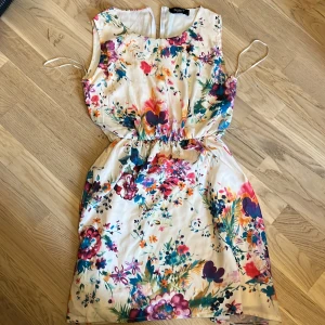 Blommig klänning  - Super fin klänning ifrån Sisterspoint
