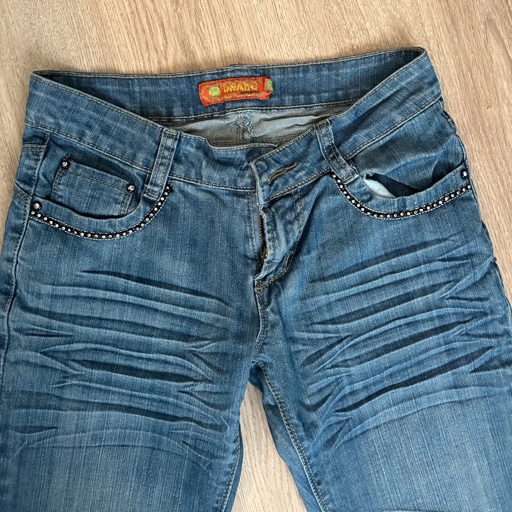 Jätte snygga vintage jeans. Säljer pgd av att dom har blivit för små. Har använt 1 gång. Köpte på Plick för ett år sen ungefär. Tyvärr är knappen borta men det går enkelt att sy dit en ny knapp. Pris kan alltid diskuteras 😊Storlek 36/38 💕. Jeans & Byxor.