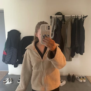 jacka i pile -  Intressekoll på denna fina teddyjacka från H&M, mycket bra skick. skriv prisförslag till mig eller köp direkt för 650kr💞budet startar på 400kr. Skriv för mer information eller bilder. 